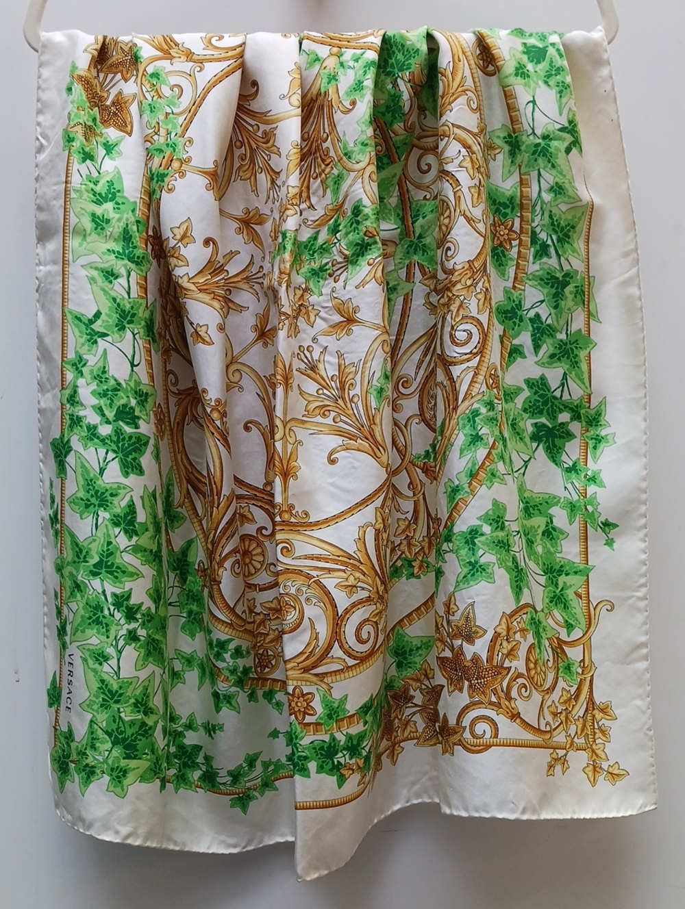 VERSACE VTG GOLD GR LEAVES PRINT SCARF